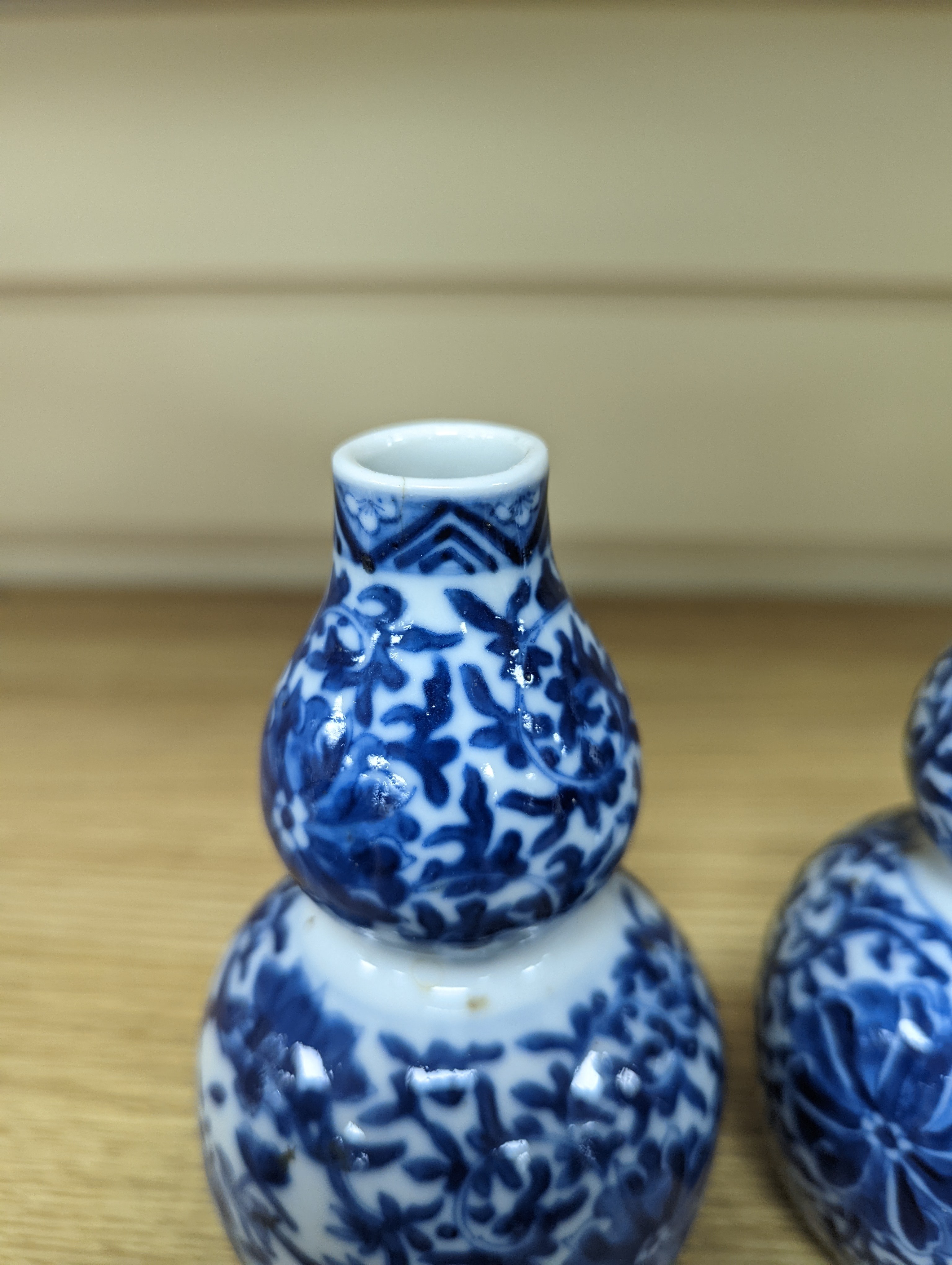 A pair of Chinese blue and white double-gourd small vases 14cm